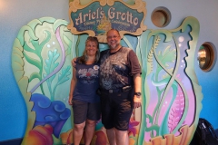 Reiner und Monica vor dem Logo von Ariels Grotte