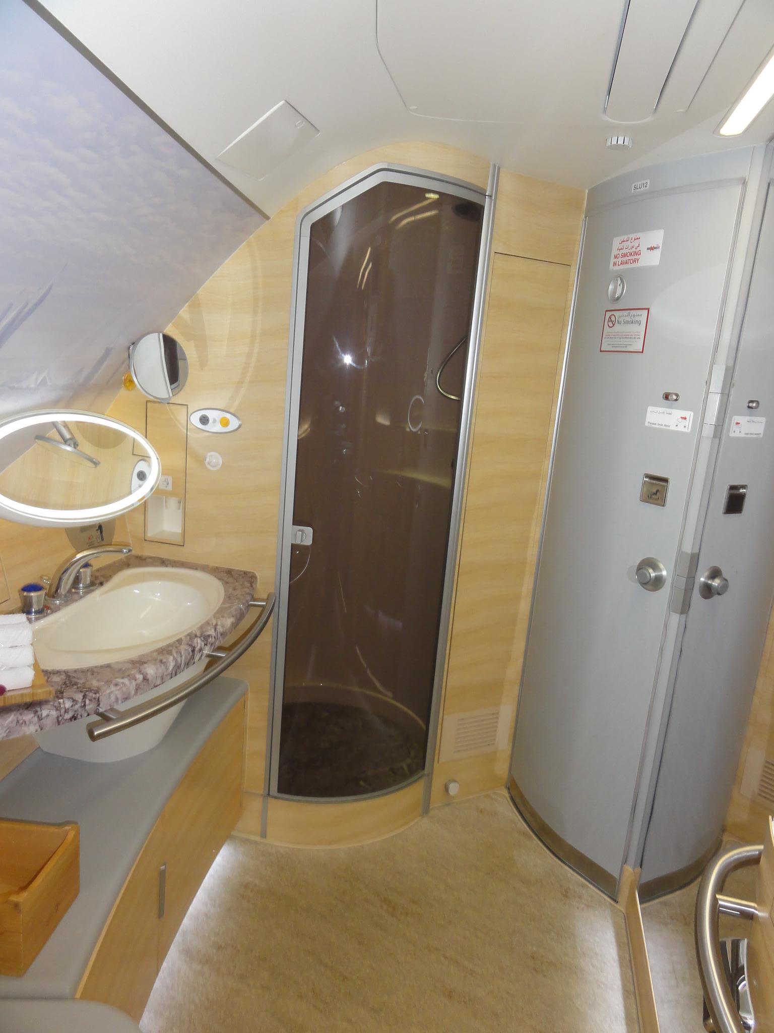 Dusche und WC im A380