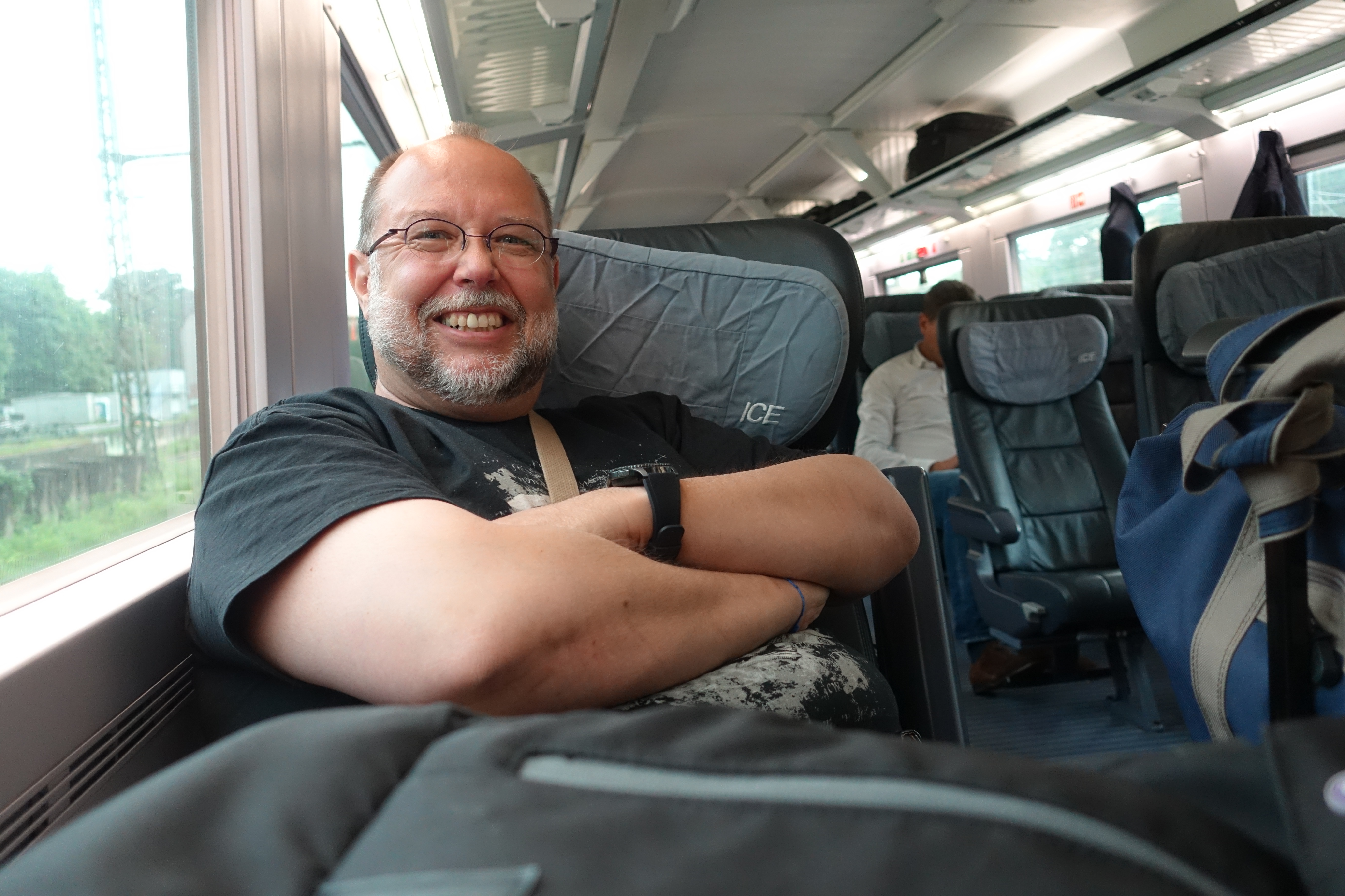 Reiner in der deutschen Bahn auf dem Weg nach Frankfurt
